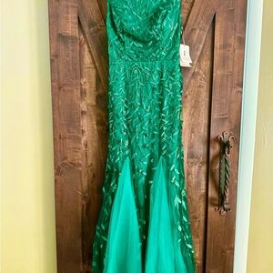 Emerald Green Embellished Evening Gown NEW with Tag  Prom Wedding guest gown